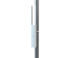 Access Point exterior Ruijie RG-RAP52-OD instalado en un poste con abrazadera – Casher Group Chile 3